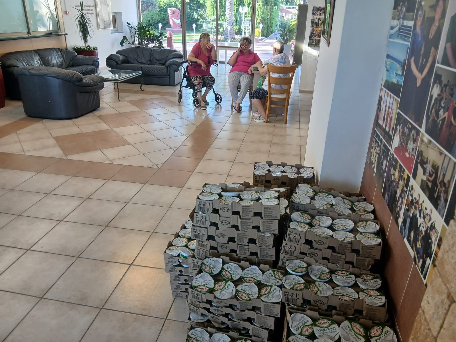 Передача продуктовой поддержки пожилым людям и новым репатриантам